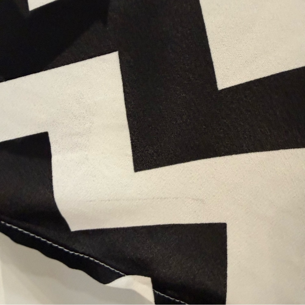 Retro 2010s Preppy Chic Geometric Graphic Pop Art Inspired Chevron Rompet - Picture 8 of 11